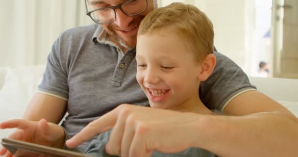 Feliz Padre Hijo Usando Tableta Digital Sofá Casa — Vídeos de Stock