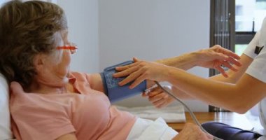 Üst düzey hastanın muayene tansiyon ev 4 k doktor