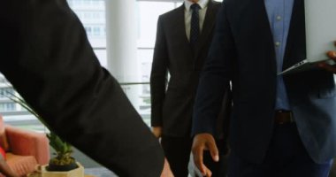 4 k ofiste tokalaşırken işadamlarından orta bölüm