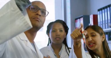 Takım birbirleri ile laboratuvar 4 k tartışırken bilim adamı