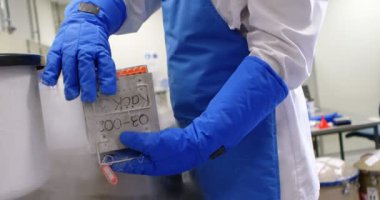 Bilim laboratuvarı 4 k dondurucuya aşı raf yaptırmayı orta bölüm