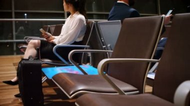 Cep telefonunuzun bekleme alanında en Havaalanı terminal 4 k taşıt
