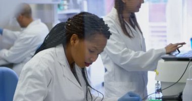 Bilim adamı laboratuvarda 4 k dijital tablet kullanma