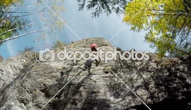 4 k uçurumdan aşağı inen dağcı düşük açılı görünümü