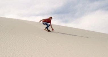 Adam Kum Çölü'nde yamaçta güneşli bir günde 4 k yatılı