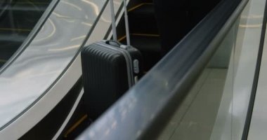 İşkadını Ofis Binası 4 k asansörde oluyor bavul ile arka görünümü