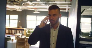 4 k ofiste yürürken cep telefonu üzerinde konuşurken işadamı