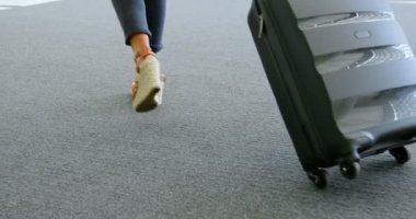 Bavulun içinde ofis binası 4 k ile yürüme işkadını Close-up