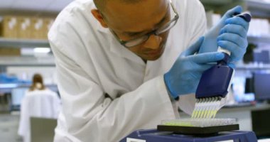 Çoklu kanal pipet laboratuvar 4 k kullanarak bilim adamı