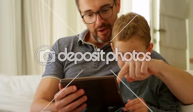 Baba ve oğul dijital tablet kanepe ev 4 k kullanma Close-up