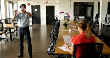 Erkek icra meslektaşı Office 4 k masada çalışma sırasında sanal realty kulaklık kullanarak