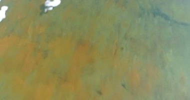 Kar kaplı dağlar ve 4 k kış aylarında gölde yüzen buz