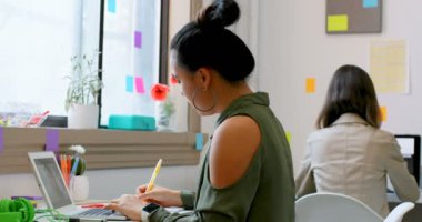 İki moda tasarımcıları laptop tasarım Studio 4 k çalışma