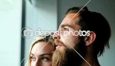 Romantik Çift evde pencereden 4 k