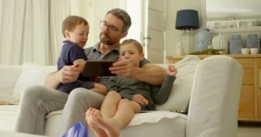 Baba ve çocuklar dijital tablet kanepe ev 4 k kullanma.