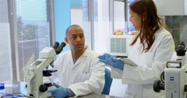 Bilim adamlarının birbirleri ile laboratry 4 k etkileşim ekip