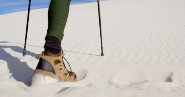 Güneşli bir günde 4 k çölde yürürken Polonyalılar hiking ile kadın