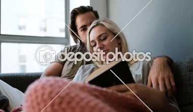 Çift ev 4 k oturma odasında bir kitap okuma