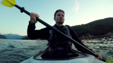 Genç adam bir tekne 4 k nehirde kürek