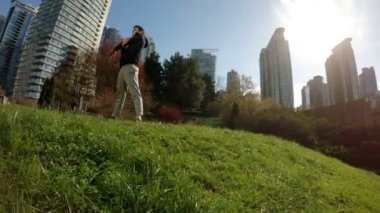 Güneşli bir günde 4 k parkta egzersiz adam