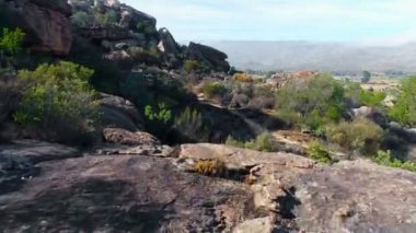 Kaya oluşumu ve kir arkasından 4 k geçen parça üzerinde oturan adam aracılığıyla uçak atış