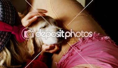 Dikiz kadının köpeğini kanepede ev 4 k okşayarak.