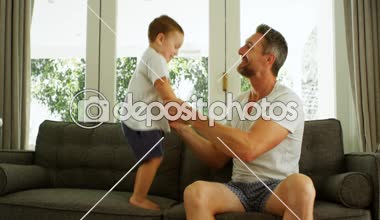 Baba ve oğul eğleniyor kanepeye ev 4 k