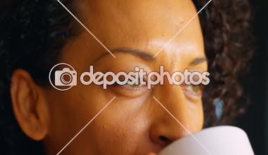 Kadın yönetici ofisi 4 k kafeteryada kahve içer