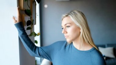 Romantik çift öpüşme ve her diğer ev 4 k kucaklayan