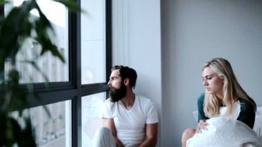 Endişeli çift evde yatak odasında 4 k etkileşim