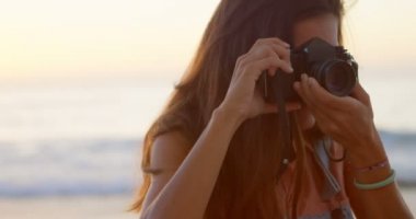 Kadın alarak fotoğraf ile fotoğraf makinesi alacakaranlık 4k plajda