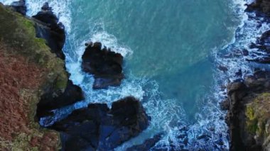 dağ kayalıklarla ve 4k alacakaranlıkta deniz ile plaj