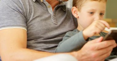 Baba ve oğul dijital tablet kanepe ev 4 k kullanma Close-up