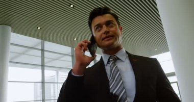 Office 4 k telefonda konuşan işadamı Close-up
