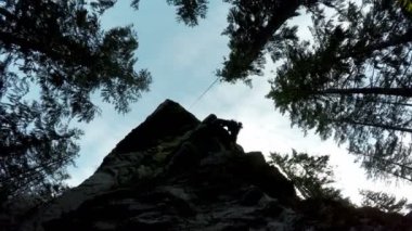 4 k ormandaki bir uçurum rock tırmanma düşük açılı görünümü