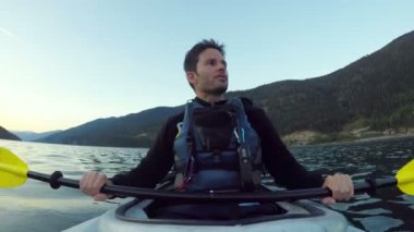 Genç adam bir tekne 4 k nehirde kürek