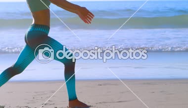 Güneşli bir günde 4 k kumsalda Yoga gerçekleştirme kadın