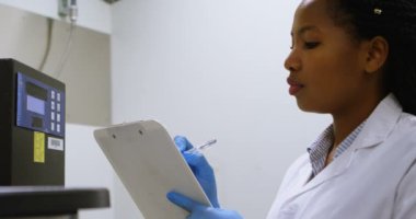 Özenli bilim adamı not etmek aşağı okuma laboratuvar 4k