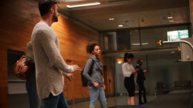 Onların Bagaj Bagaj, bekleyen çift Havaalanı terminal 4 k alanında iddia