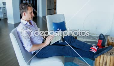 Erkek executive office 4 k sandalyede oturan dijital tablet kullanma