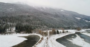 Kar kaplı arazi ve dağlar Nehri boyunca kış aylarında 4 k