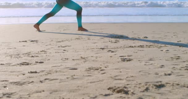 Mujer Realizando Yoga Playa Día Soleado — Vídeo de stock