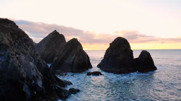黄昏时分海中岩层的鸟瞰图4K — 图库视频影像