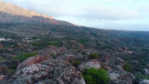 田舎風景 上の岩のドローン ショット — ストック動画