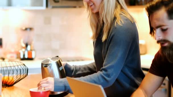 Hombre Usando Ordenador Portátil Mientras Que Mujer Que Prepara Café — Vídeos de Stock