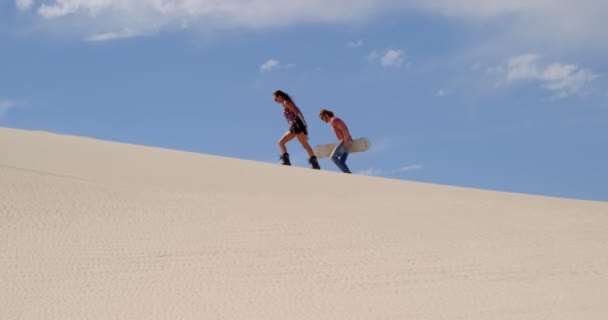Casal Com Placas Areia Andando Sobre Duna Areia Dia Ensolarado — Vídeo de Stock