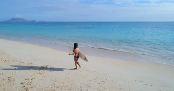 Surfista Feminina Com Prancha Surf Andando Praia Dia Ensolarado — Vídeo de Stock