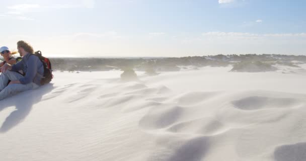 Пара Сидить Дивиться Відстань Пустелі Сонячний День — стокове відео