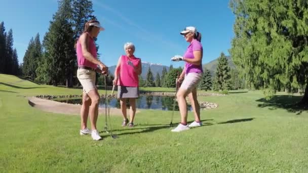 Drei Frauen Mit Golfschlägern Unterhalten Sich Auf Grünem Golfplatz — Stockvideo