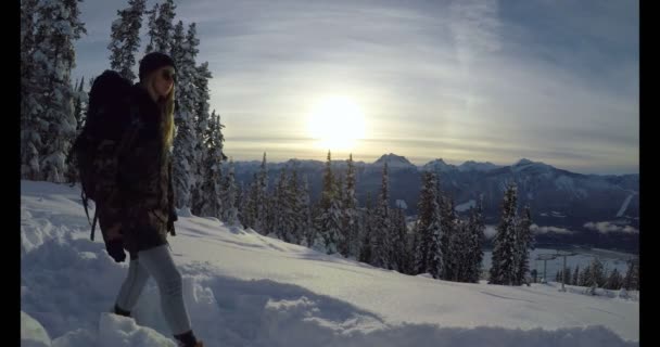 Femme Marchant Sur Pente Enneigée Montagne Pendant Hiver — Video